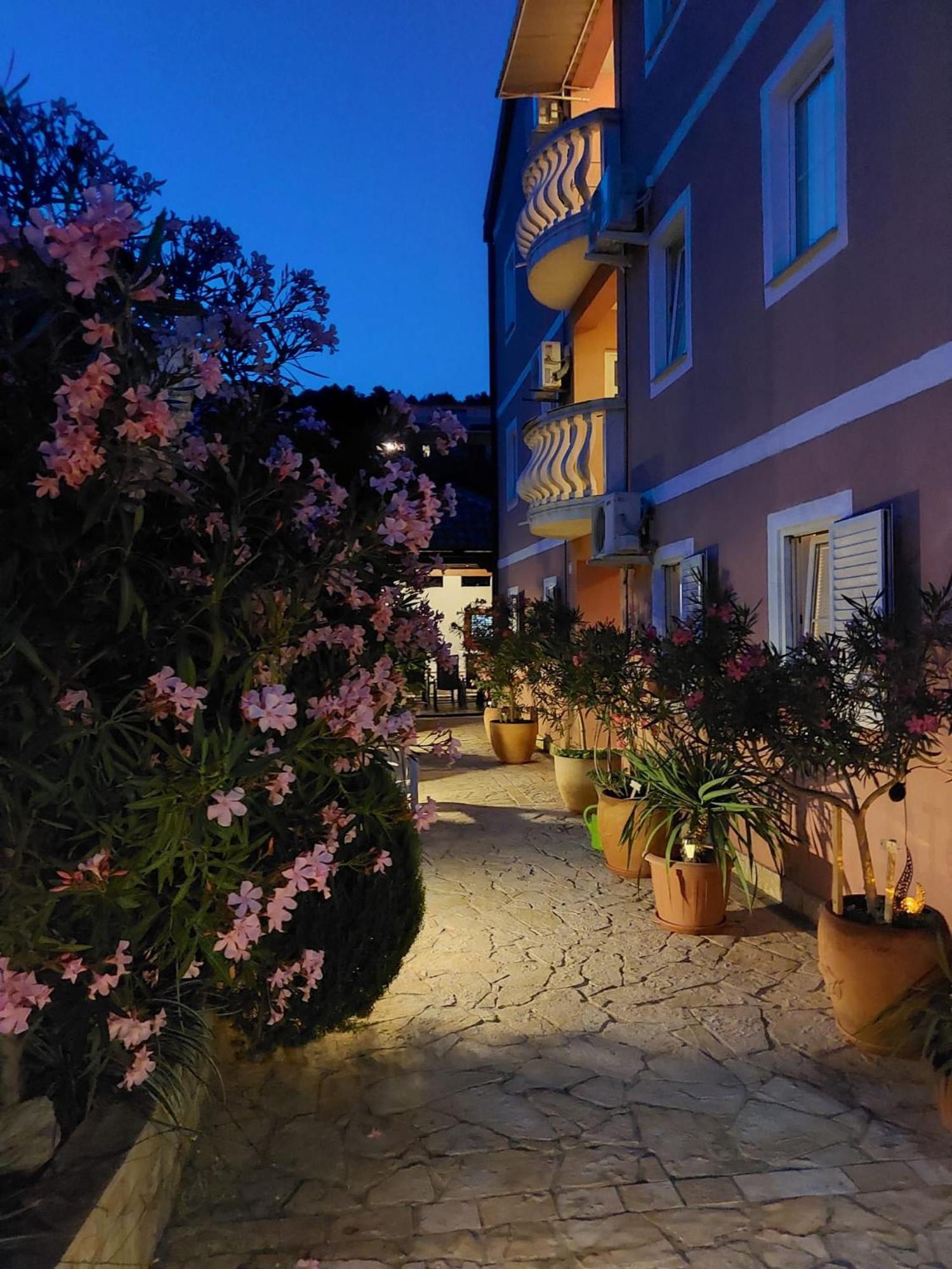 Apartments Ljubo Stari Grad  Eksteriør billede